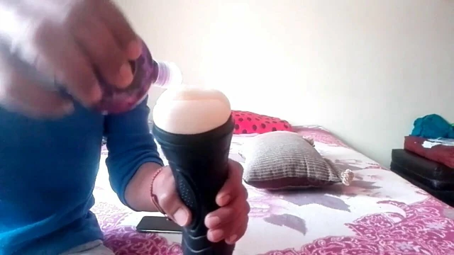 Amateur playing with her masturbator