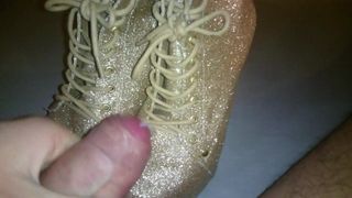 Fick ihre Disco-Plateau-Schuhe mit goldenem Glitzer