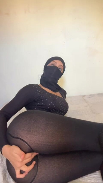 สาวอาหรับในฮิญาบช่วยตัวเองคนเดียวและขอน้ําแตกขณะใช้นิ้วติ้วหีเธออย่างหนัก