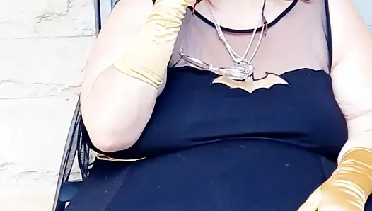 Gadis kelelawar sedang istirahat merokok di dalam dirinya