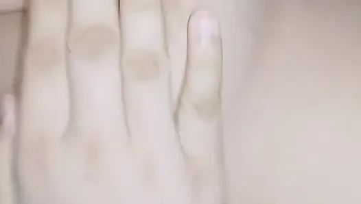 Bekar kız kanepede mastürbasyon yapıyor