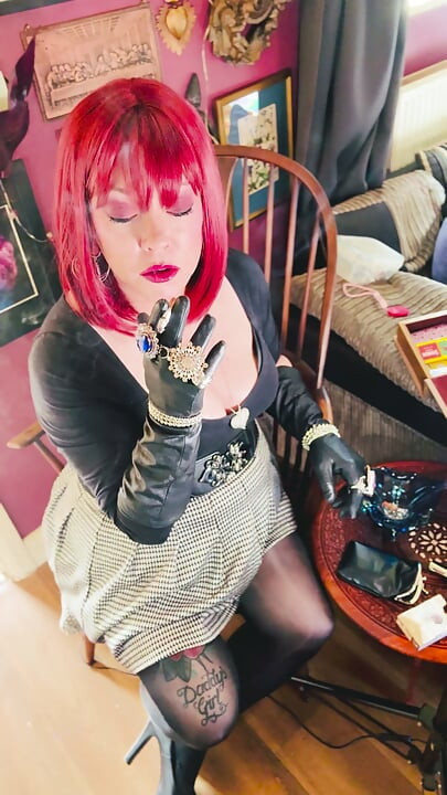A Naughty secretary Tina Snua Dons Leathe Gloves, Jewellery & Chain Smokes 2 Cigarettes - Smoking Pantyhose