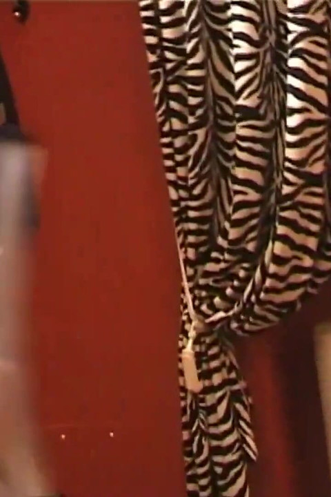 Predivna seksi amaterska maskirana milf dira svoje velike sise i dlakavu pičku