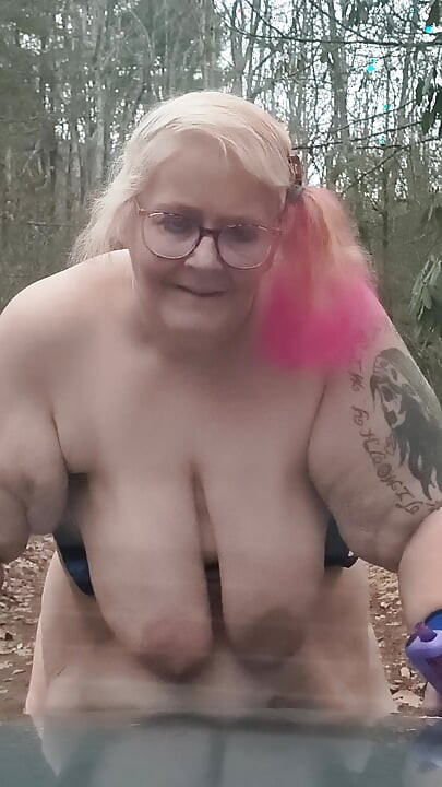 Ormanda çıplak dolaşıyor