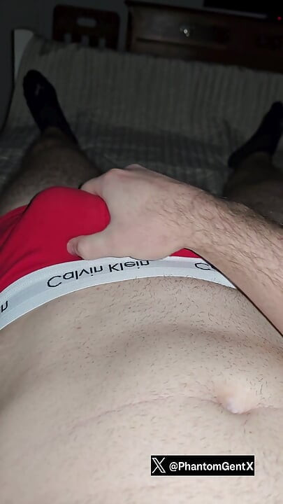 Velika izbočina u crvenom Calvin Klein donjem rublju PhantomGentX