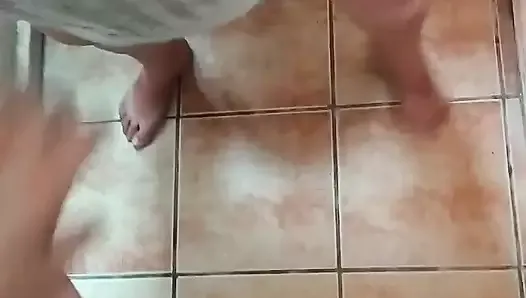 Vid 03 pasierb ukrywa się i masturbuje się, a następnie złapał macochę palcami, poszedł do pomocy i przeleciał ją w toalecie