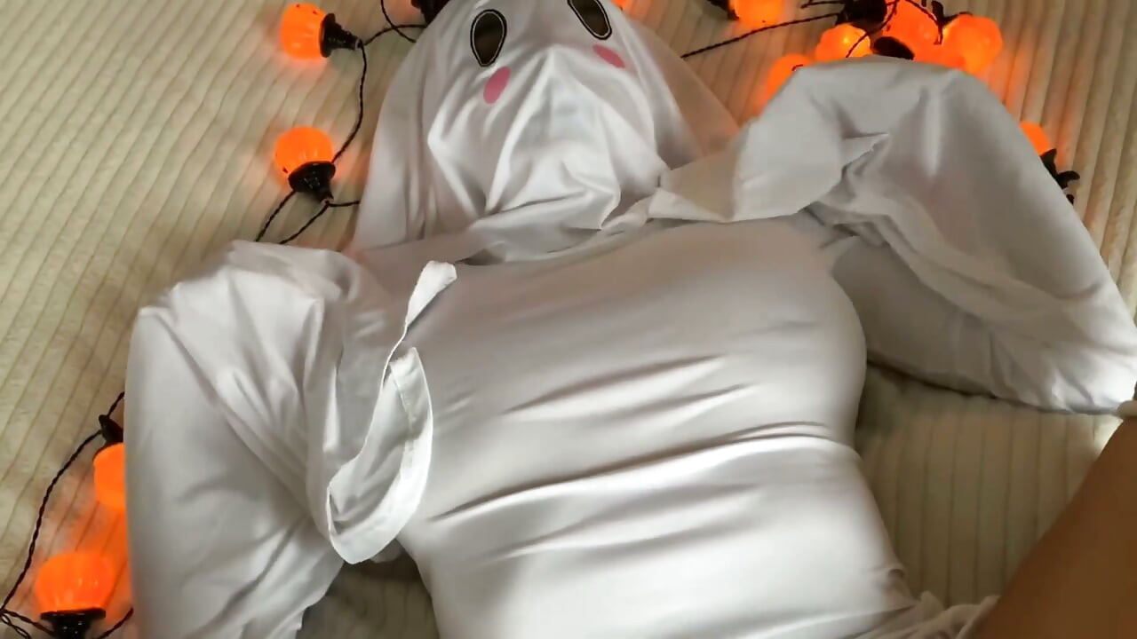Een sexy geest in de kont geneukt op Halloween - Aria Fleur