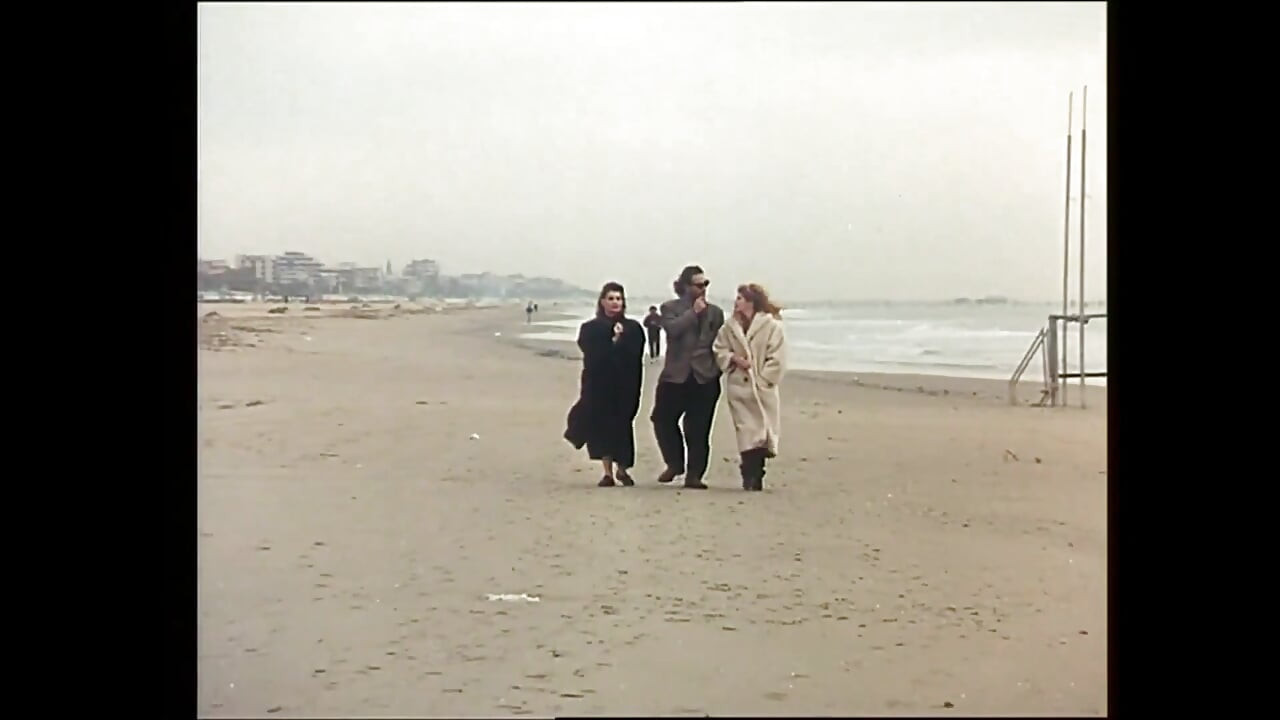 Predivna mlada djevojka s lijepim sisama i dlakavom pičkom jebana i svršena u usta od dva velika kurca