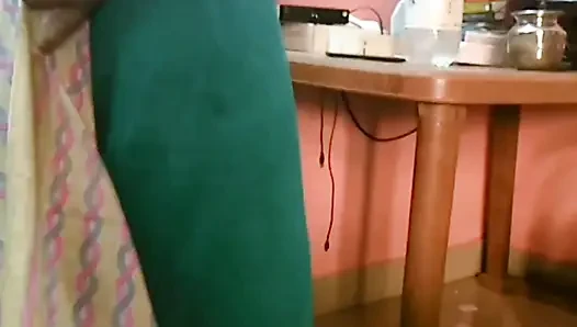 Hintli tamil yaramaz evli kadın renu petticoat bluz saree kocasının arkadaşı için azdırıyor! Indianhotwifex