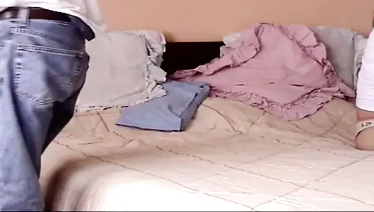 Ich genieße sex mit meinem stiefbruder: blowjob, ficken und er kommt drinnen. Ich liebe seinen großen schwanz.