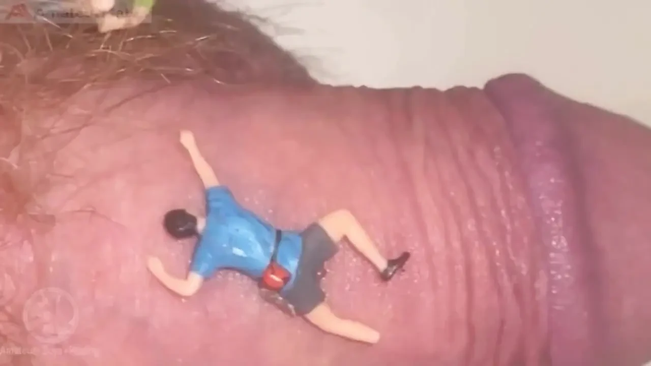 娇小的寄生虫家伙被Jules的鸡巴抓住! 看看他如何摆脱他们并惩罚他们:)