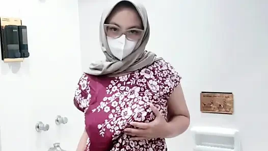 Batik elbiseli bir kızın çeşmesi