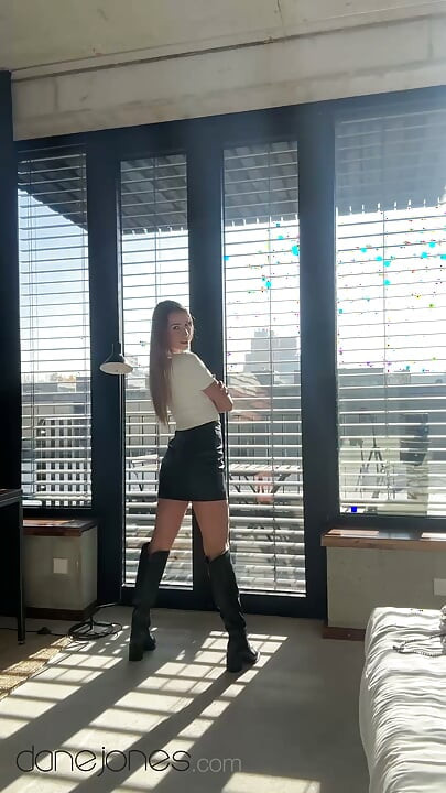 Pasa el día con Alexis Crystal - Dane Jones