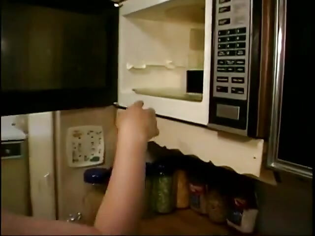 Азиатская девушка доит свои сиськи в зеркале для тебя