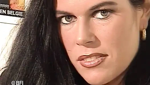 Винтажный секс с диваном в шкафу