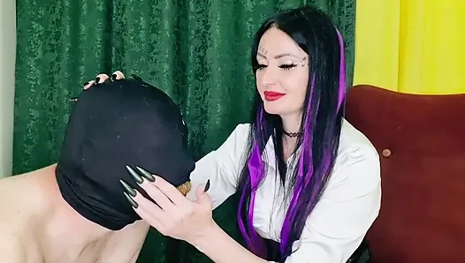 Meludah dan menampar dari Dominatrix Nika yang ketat. Muka ditampar dan diludahi.