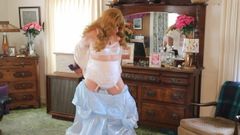 फ्रिली शैनन जोन्स नीली साटन पोशाक पर कोशिश कर रही है