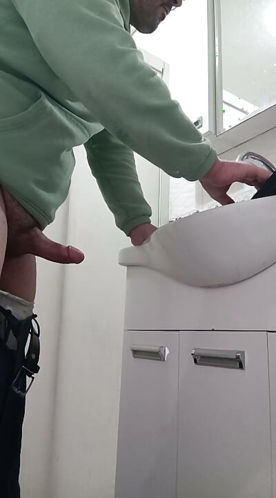 我的继表妹意识到我在她旁边自慰，我不敢相信她的反应陌生人用他的勃起抚摸她的屁股