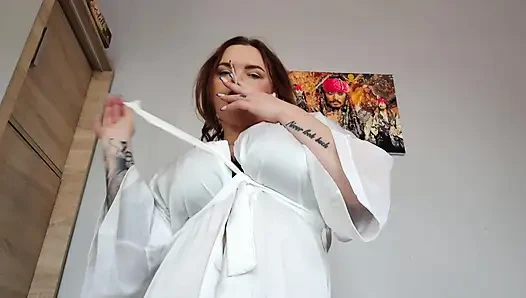 Döküm. Sigara içen büyük memeli sekreter adayı striptiz yapıyor ve yere işiyor.