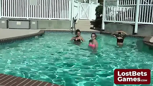 Striptiz dondurma oyunu hissedilebilir bir gerginlikle dolu