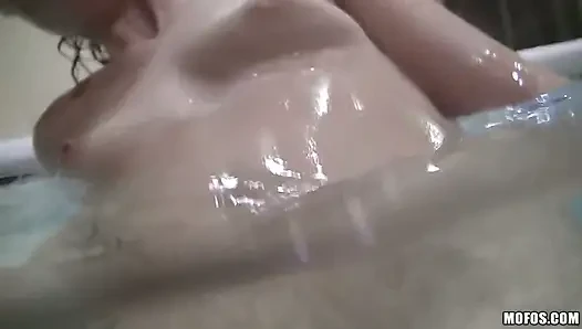 Пикапы - брюнетка с маленькой задницей Electra Angel принимает анальный трах пальцами и сперму на задницу в ванне со Steve Q