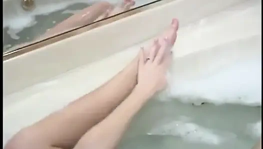 Возбужденная милфа мастурбирует в ванной