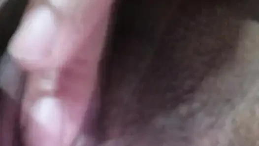 Brünette masturbiert zu hause