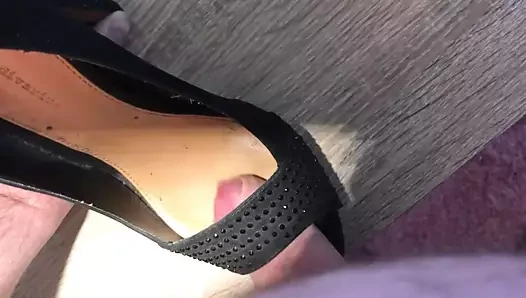 Deri tabanlı siyah yüksek topuklu ayakkabı sikişi