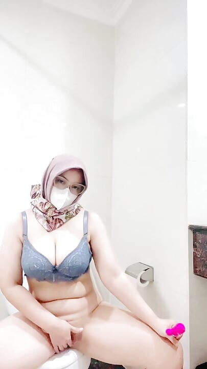 욕실에서 히잡 토브루트 놀이