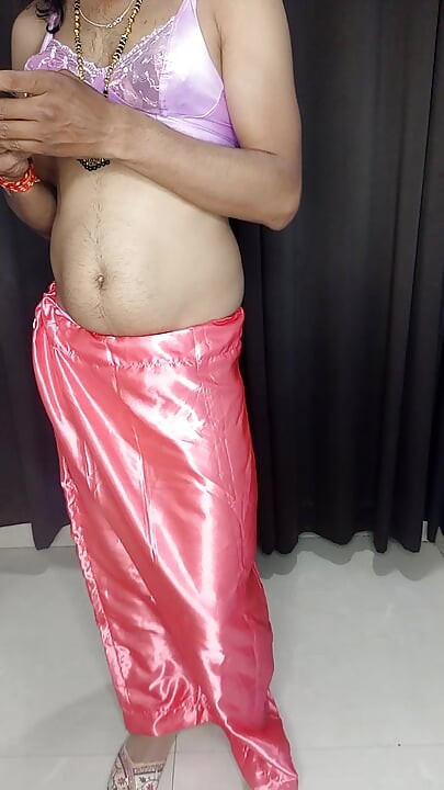 Cetim Lehnga e calcinha de sutiã de cetim vestindo para minha madrasta