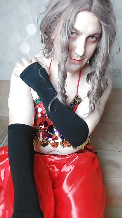 Bailarina del vientre traviesa con movimientos calientes y cuerpo blanco