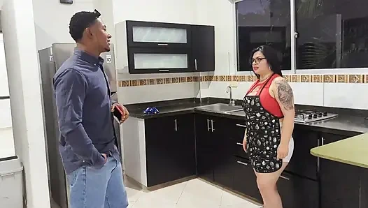 Pembantu semok yang lagi sange pengen dientot habis-habisan sama kontol raksasa pria kulit hitam sampai kacamatanya dicrot!