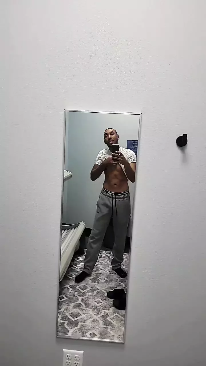 Miguel Brown se quita la camisa video 14