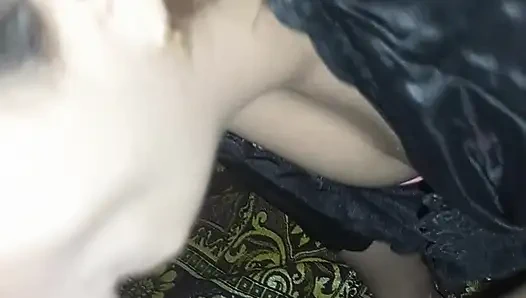 Sana si cewek hamil 8 bulan nyepong kontol pakai lingerie dan bra merah muda bagian 2