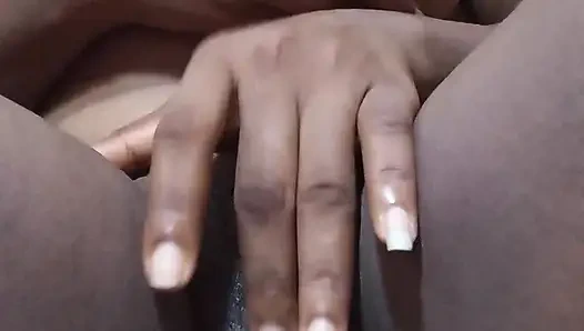 Трахаю пальцами свою розовую и сочную киску