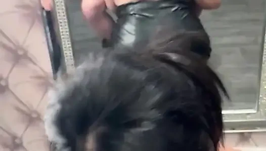 İri güzel kadın kuaförde oğlu arkadaşını emiyor ve sikiyor