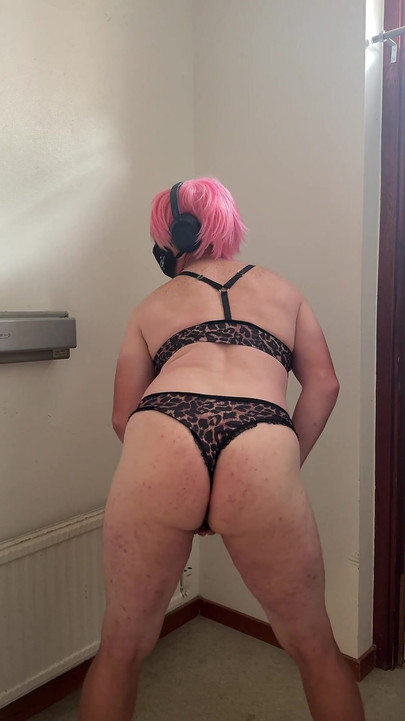 粉色的妓女玩弄手淫直到射精