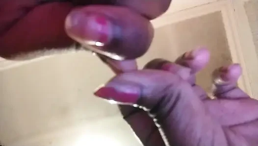 Der versuch, den nagellack auf meinen nägeln zu entfernen, aber scheitert zuerst?