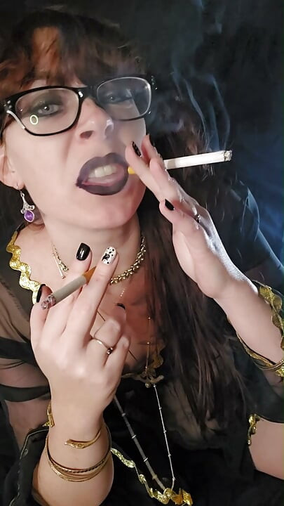 Veštica koja puši voli cigarete