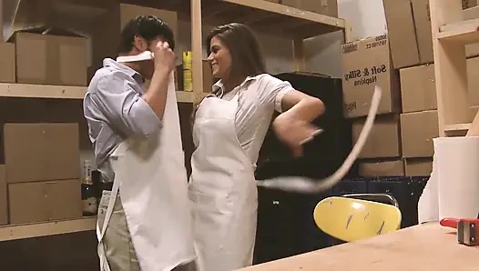 Сцена с игрой милф - 3_Beautiful грудастая брюнетка занимается сексом на складе в конечном итоге со спермой на ее сиськах