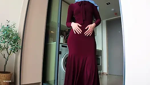 Gara-gara kepergok ibu tiriku yang nakal ini ngeliat pantat bahenolnya