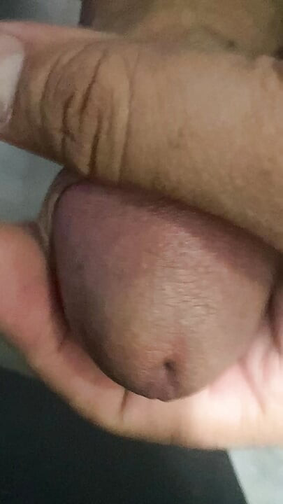 En el baño había una polla que se estaba poniendo dura, solo sabiendo aguantar sin poder hacer nada