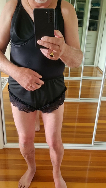 Crossdressing i gotowy do masturbacji.