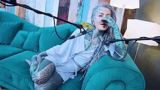 Ich spreche über R - Relief - ASMR podcast SFW spricht goth dünnes mädchen dreadlocks tattoo-modell inked mädchen