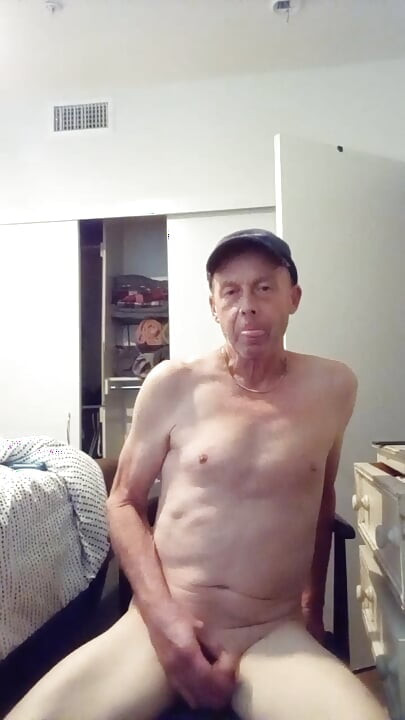 Kenneth Campbell muestra su pequeña polla de culo y quiere que lo folles