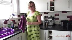 Auntjudysxxx - dona de casa milf de 46 anos - experiência em primeiro plano na cozinha