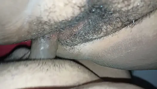 Pertama kali aku masukin jari-jariku ke dalam memeknya, kemudian kontol besar ini di memeknya yang berbulu