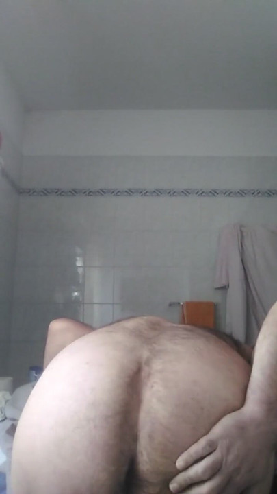 Davide porcul este în baie, se dezbracă, se pișă într-o sticlă de plastic tăiată și îi arăt fundul frumos și mare. | Clip 1