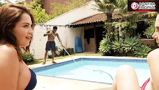 Agatha Mama und Luiza Ambiel in ungezogenen Freunden, die an einem sonnigen Tag am Schwimmbad BBC spielen