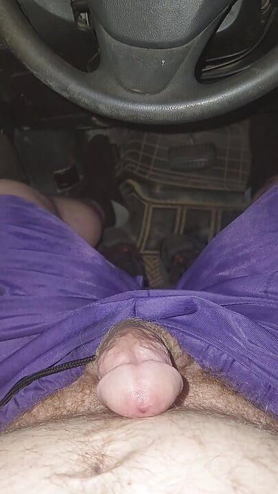 Usando calcinha rosa para se masturbar em Meu Carro